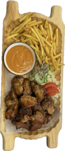 Pečené kuracie krídla pikant /sous vide/ 1000g, dresing barbecue 100g, hranolky 400g, šalát 150g