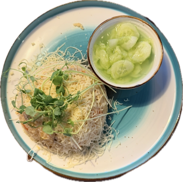 Zeleninové rizoto s tofu a syrom, uhorkový šalát