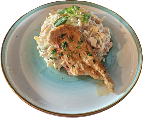 Kurací steak, cestovinový šalát so zeleninou
