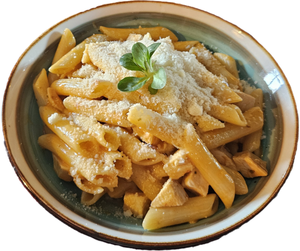 Cestoviny s omáčkou z červeného pesta a kuracím mäsom, parmezán