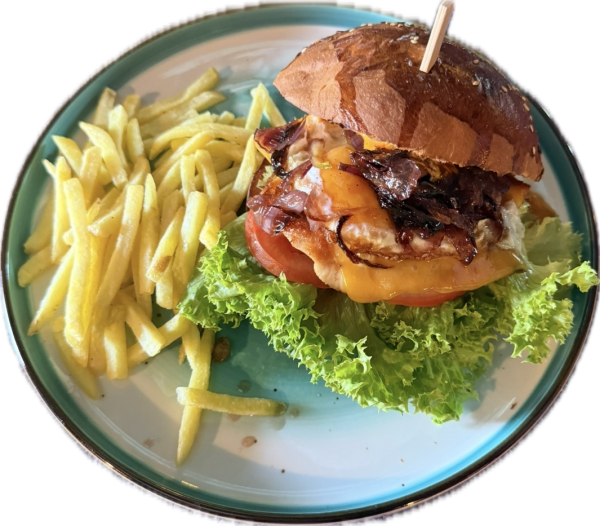 Kurací hamburger s hranolkami /žemľa, kurací steak, cheddar, dresing, volské oko, zelenina, karamel. cibuľka/