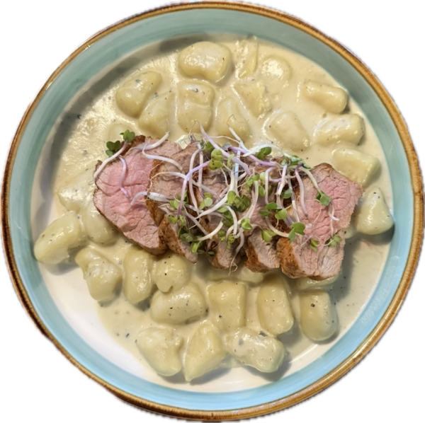 Grilovaná bravčová panenka na zemiakových gnocchi s omáčkou z gorgonzoly