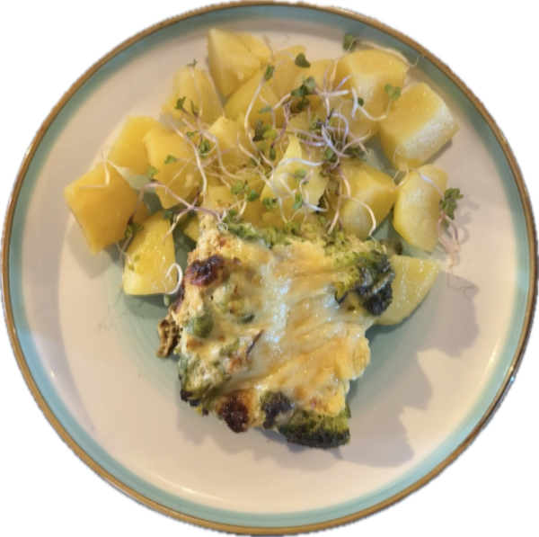 Zapekaná brokolica so syrom a vajíčkom, varené zemiaky