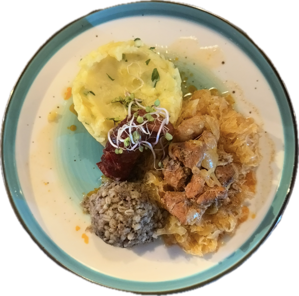 Zabíjačkový tanier (bravčové výpečky, klobása, jaternica) kyslá kapusta, štuchané zemiaky s cibuľkou