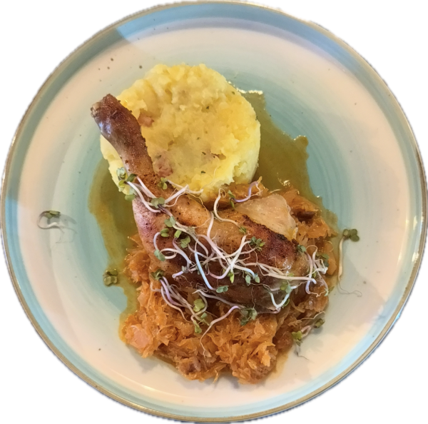 Pečené kuracie stehno na kyslej kapuste, štuchané zemiaky