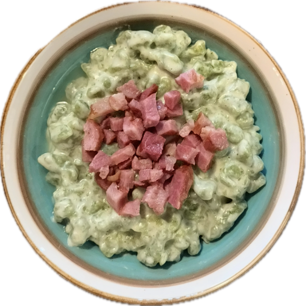 Špenátové halušky so syrovou omáčkou a údeným mäsom