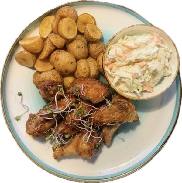 Pečené kuracie krídla so sweet chilli omáčkou, pečené baby zemiačiky v šupke, coleslaw šalát